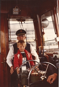 Mijn Zoon Jerry op de pont in de stuurhut van de kapitein