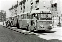 lijn 12 op de standplaats in de oostzaanstraat in het midden van de straat